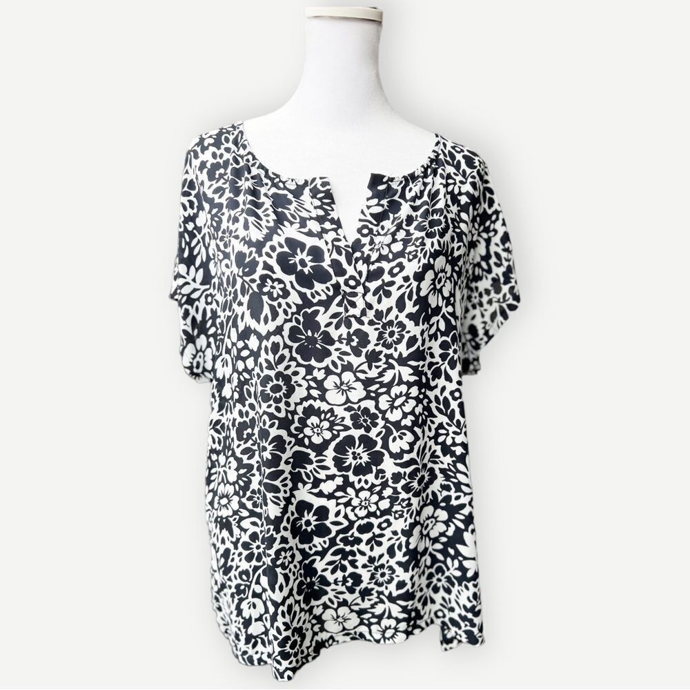 Premise Short Sleeve Notch Neck Black & White Floral Flowy Blouse. Top. Large.